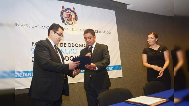 Entregan reconocimiento a la Facultad de Odontología - Foto 0 