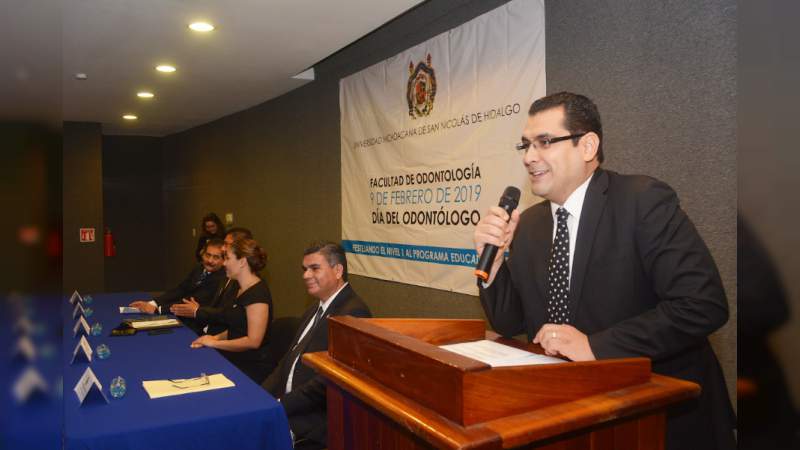 Entregan reconocimiento a la Facultad de Odontología - Foto 1 