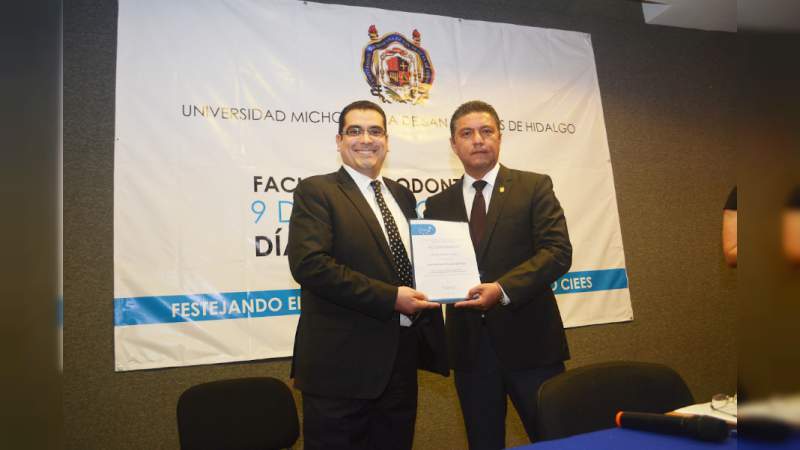 Entregan reconocimiento a la Facultad de Odontología - Foto 2 