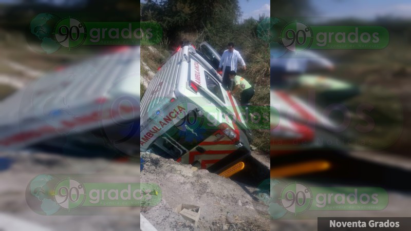 Dos paramédicos lesionados al volcarse ambulancia sobre autopista Siglo XXI - Foto 0 