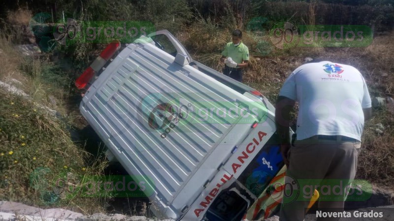Dos paramédicos lesionados al volcarse ambulancia sobre autopista Siglo XXI - Foto 1 