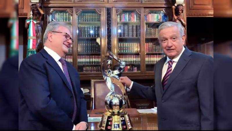 Nombran a López Obrador embajador del béisbol en el mundo 