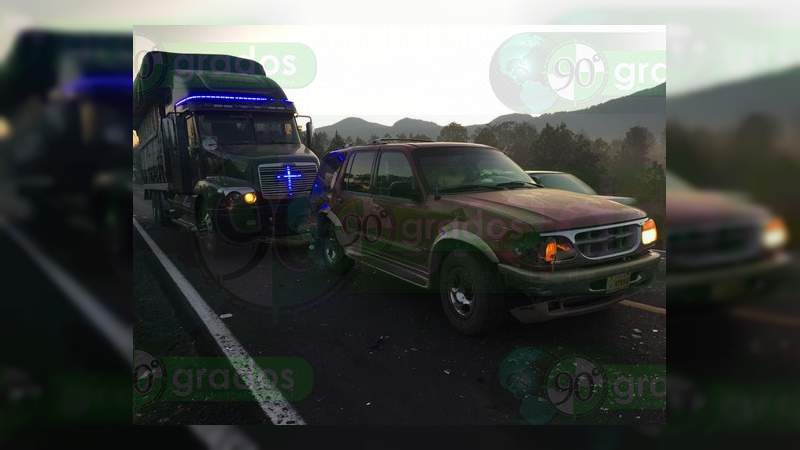 Chocan tráiler y dos vehículos particulares en la carretera Paracho – Uruapan 