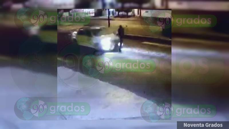 Hombre es atropellado por un taxi en Uruapan, sobrevive de milagro  - Foto 0 