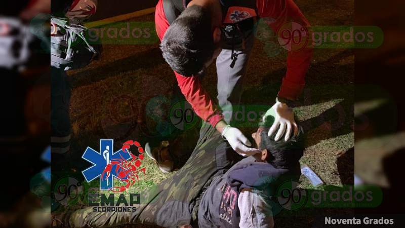Hombre es atropellado por un taxi en Uruapan, sobrevive de milagro  - Foto 1 