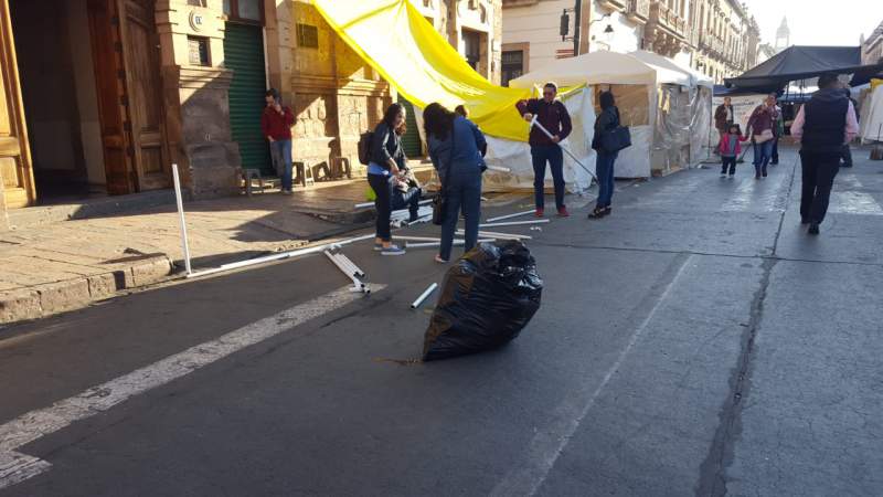 Comienzan a retirar maestros plantón del Centro Histórico de Morelia - Foto 2 