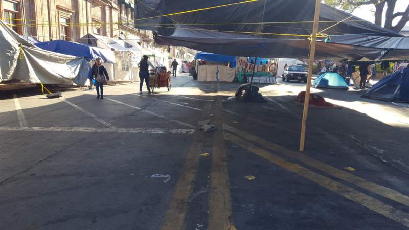 Comienzan a retirar maestros plantón del Centro Histórico de Morelia - Foto 3 