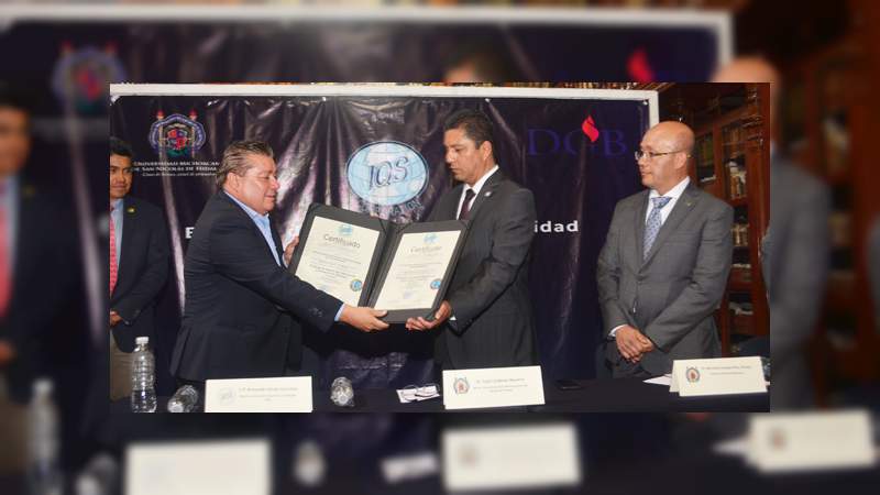 Entregan certificado ISO 9001:2015 al Sistema Bibliotecario de la UMSNH - Foto 1 