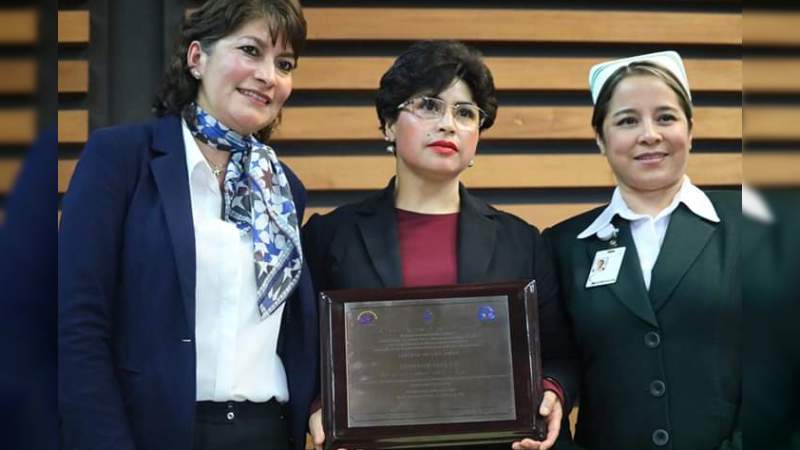 Entregan constancias de terminación a estudiantes del Departamento de Idiomas de la UMSNH - Foto 0 