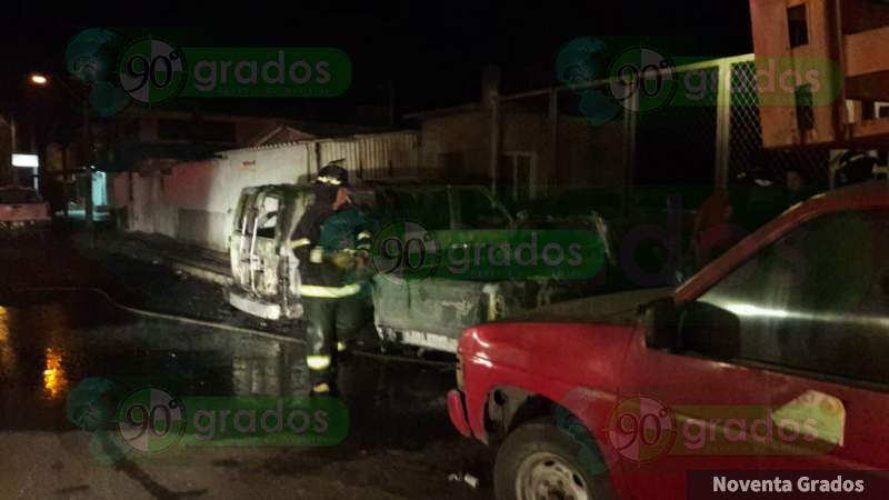 Hombre incendia 3 vehículos en Lázaro Cárdenas - Foto 1 