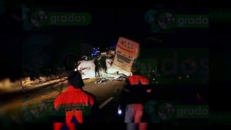 Chocan tráiler y autobús en la autopista Iguala – Cuernavaca  - Foto 1 