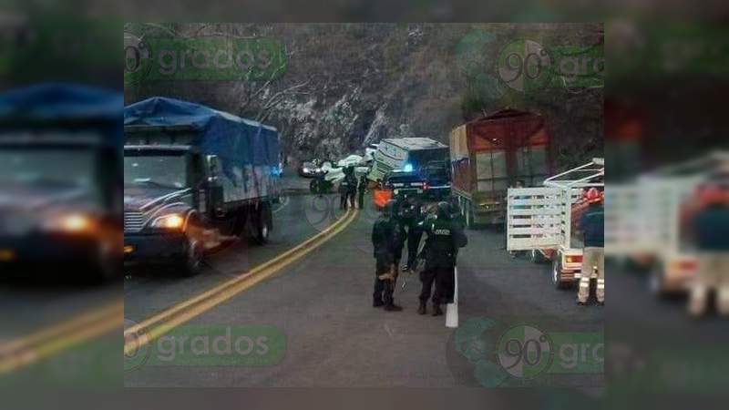 Chocan tráiler y autobús en la autopista Iguala – Cuernavaca  - Foto 2 