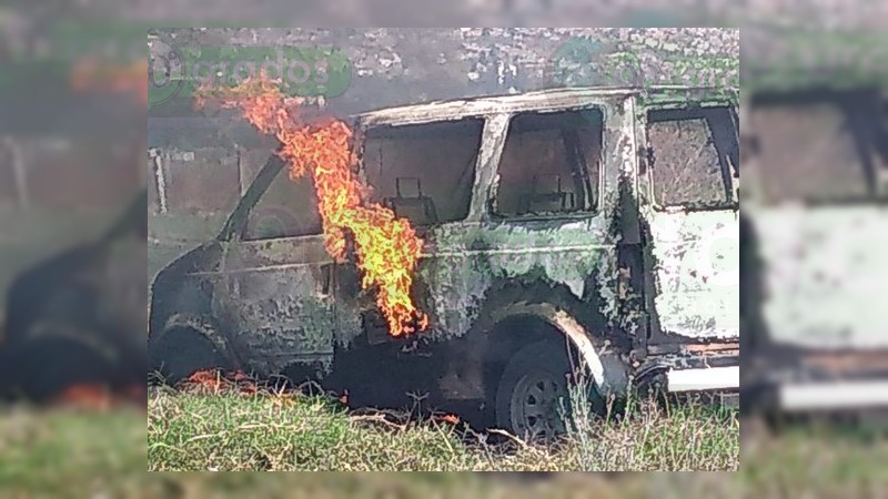 Golpean y amarran a tres presuntos ladrones en Morelia; les queman camioneta - Foto 1 