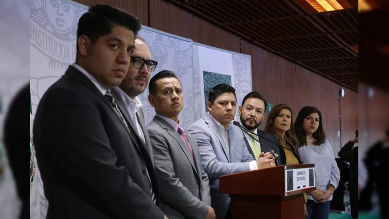 Torres Piña y ocho diputados federales renuncian al PRD y a su bancada - Foto 0 