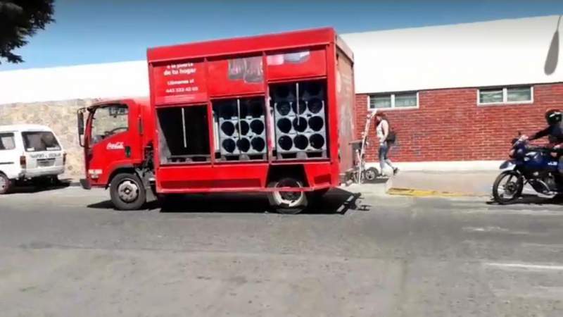 Atracan normalistas camión repartidor en Morelia  