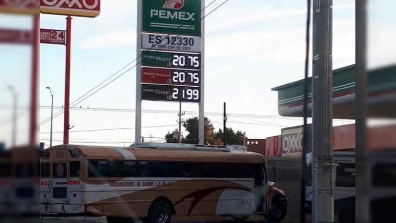 Reconoce López Obrador aumento al precio de la gasolina Magna 
