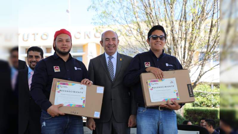 Secretario de Educación entrega reconocimientos en el ITSCH 