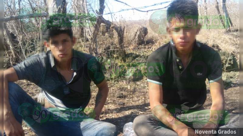 Detienen a dos jóvenes armados tras persecución y balacera en Apatzingán, Michoacán 