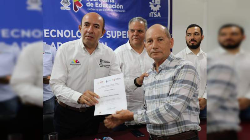 Frutis Solis entrega reconocimientos en el ITSA 