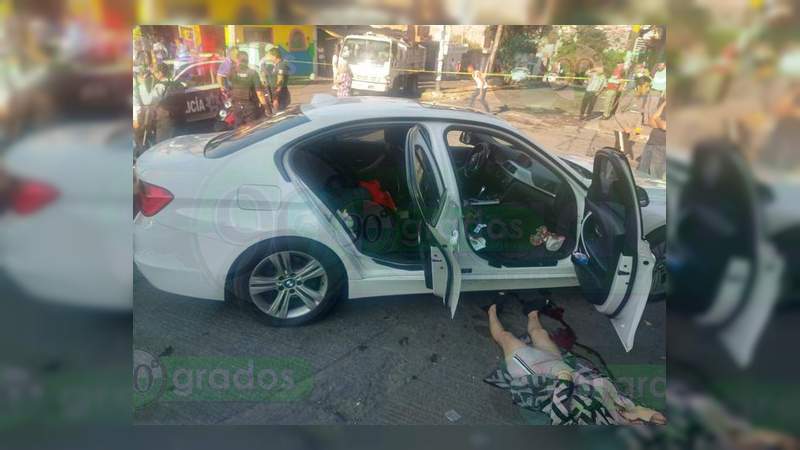 Asesinan a pasajeros de un auto de lujo en Morelia; una agente de la Policía es herida - Foto 0 