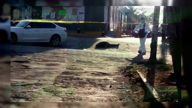 Asesinan a pasajeros de un auto de lujo en Morelia; una agente de la Policía es herida - Foto 1 