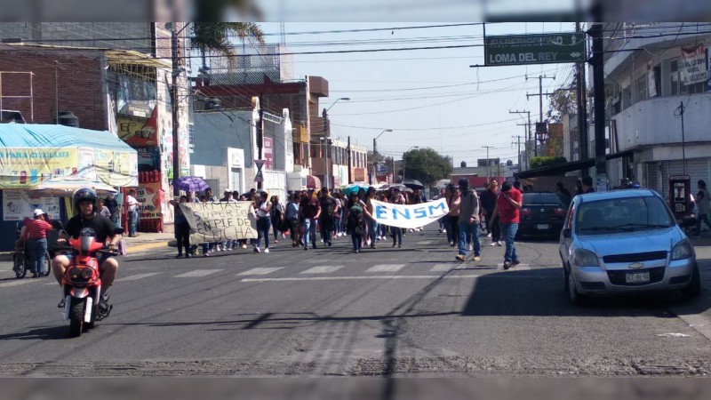 Normalistas marchan en Morelia, exigen pago de becas 