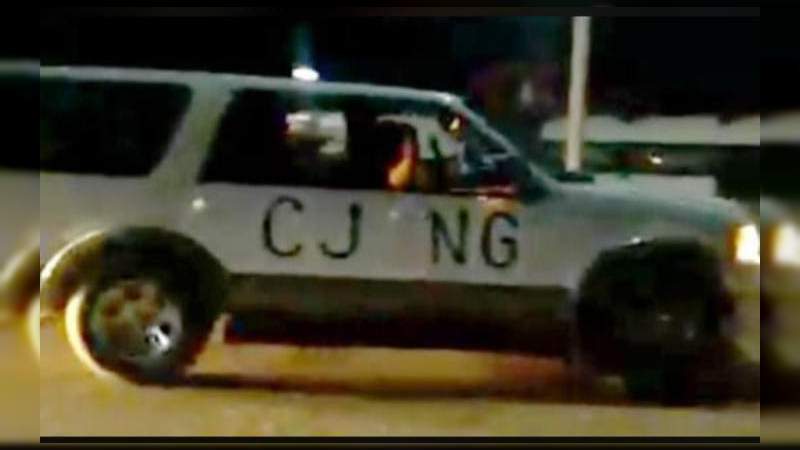 Convoy del Cártel Jalisco desfila por Apatzingán en total impunidad 