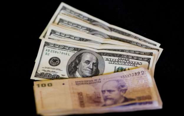 Argentina pone fin a restricciones al dólar; peso se deprecia 40 por ciento 