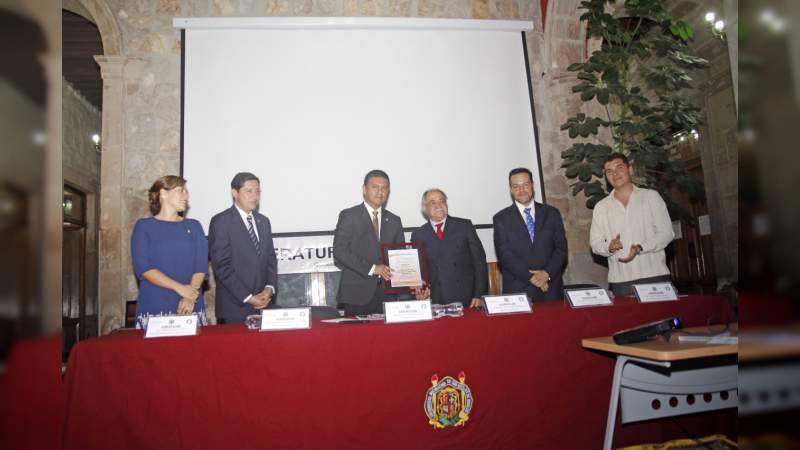 Entrega acreditación a la Licenciatura en Lengua y Literatura Hispánicas de la UMSNH - Foto 1 