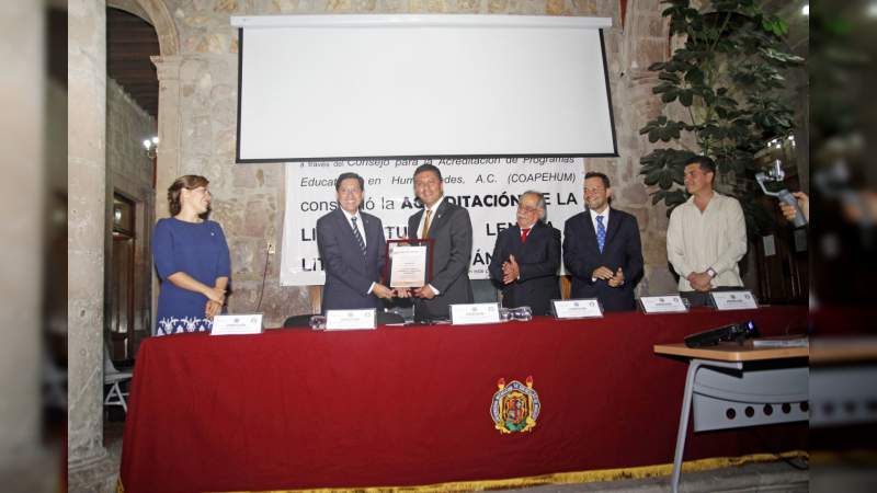 Entrega acreditación a la Licenciatura en Lengua y Literatura Hispánicas de la UMSNH - Foto 3 