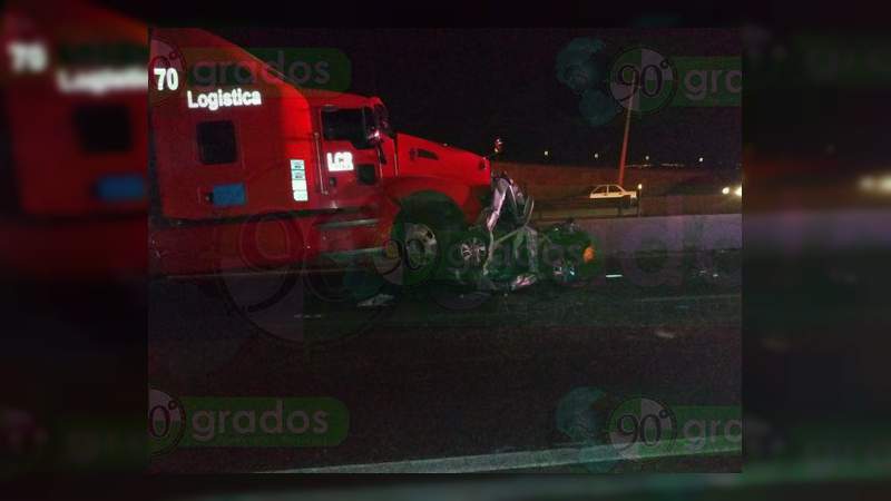 Se accidentan un tráiler y tres coches en Apaseo el Alto; hay un muerto - Foto 1 