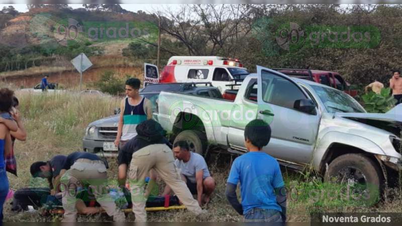Resultan tres heridos en choque múltiple en Tacámbaro, Michoacán 