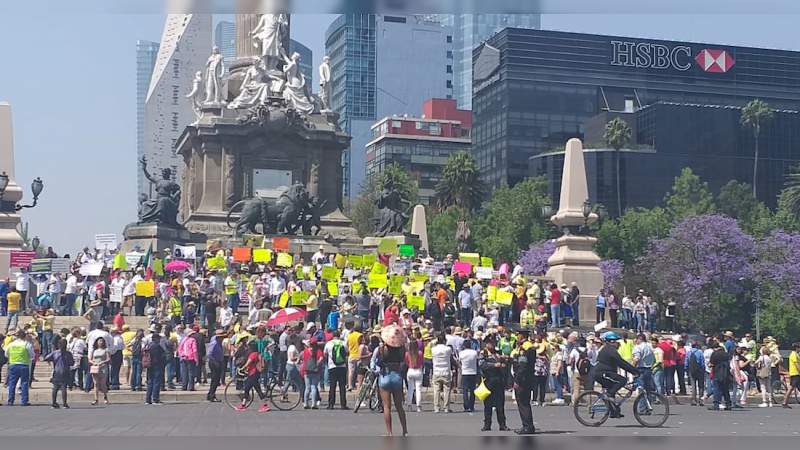 Chalecos amarillos protestan contra López Obrador 