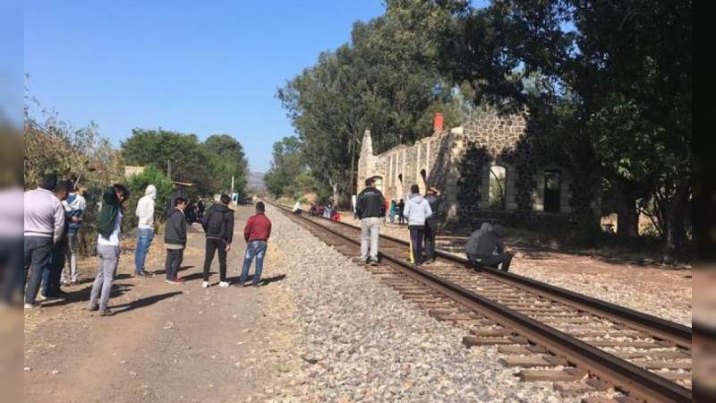 Normalistas bloquean las vías férreas en Tiripetío 
