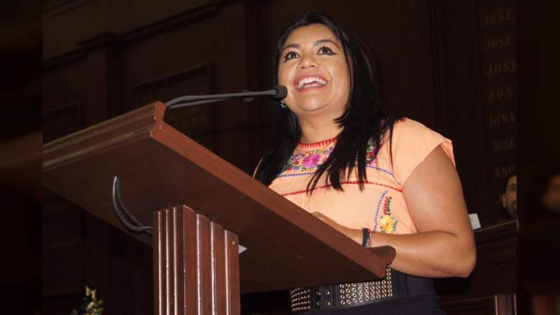 Presenta Brenda Fraga exhortó para que autoridades apoyen a artesanos michoacanos 