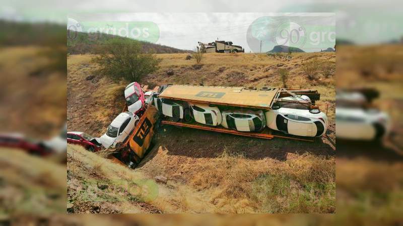 Vuelca camión nodriza en La Huacana - Foto 2 
