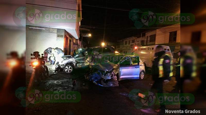 Brutal choque deja un muerto y cuatro heridos en la Ramón Farías de Uruapan, Michoacán  - Foto 1 
