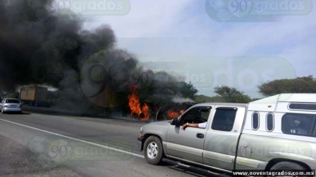 Choque e incendio en la Autopista de Occidente deja tres muertos