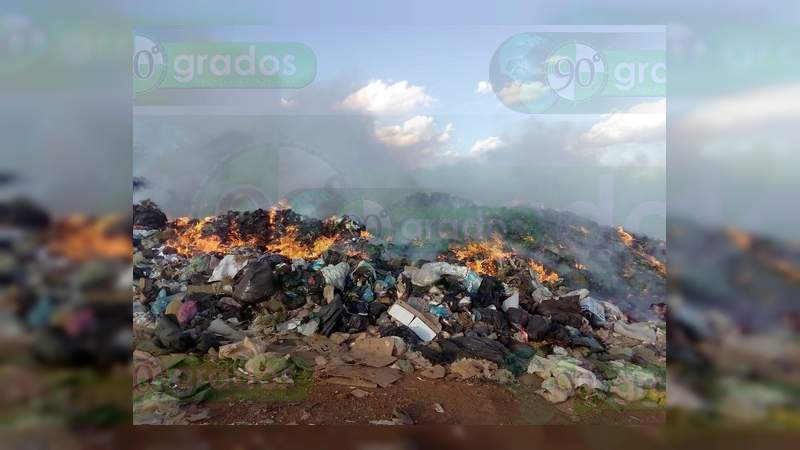 Incontrolable, incendio en el basurero de Tingüindín - Foto 0 
