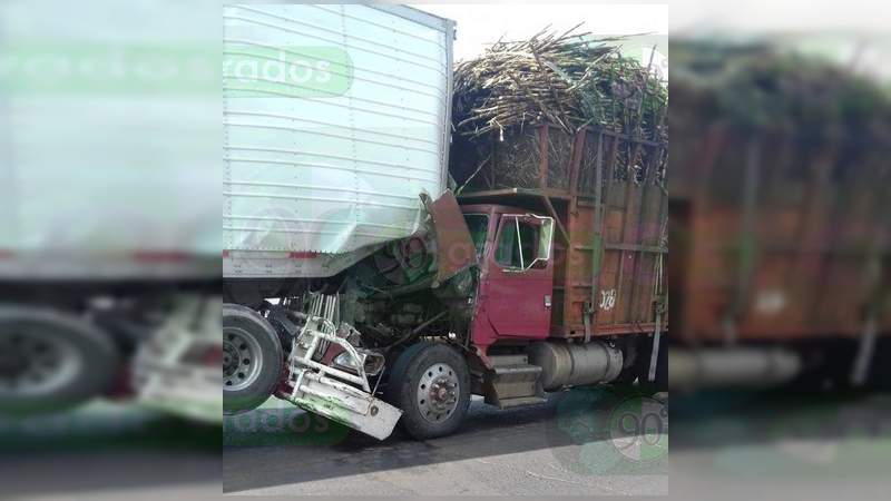 Chocan camión y tráiler en la carretera Jacona  - Los Reyes 
