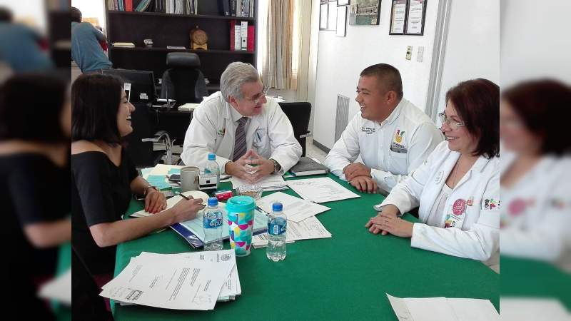 Comprometen esfuerzos el Regidor de Salud  y el director del Hospital General de Uruapan en favor de las familias en pobreza - Foto 1 