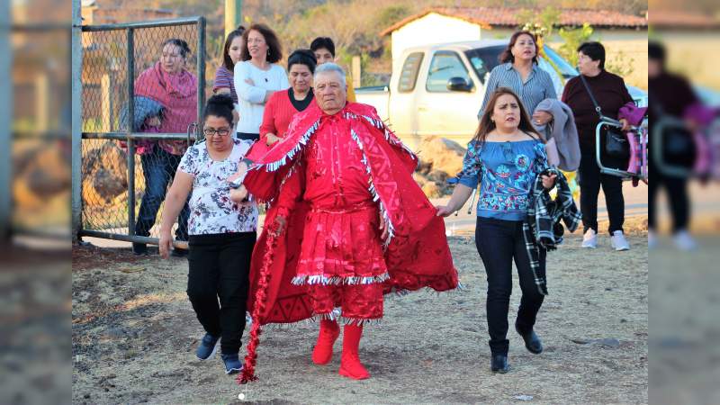 Pueblo y autoridades de Curimeo entregan reconocimiento a Don Elías Tapia, el mejor Luzbel de todos los tiempos - Foto 0 