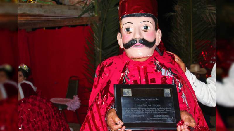 Pueblo y autoridades de Curimeo entregan reconocimiento a Don Elías Tapia, el mejor Luzbel de todos los tiempos - Foto 2 