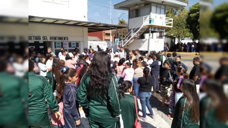 Con apoyo de padres de familia y alumnos logran obtener pagos retrasados de profesores y trabajadores 
