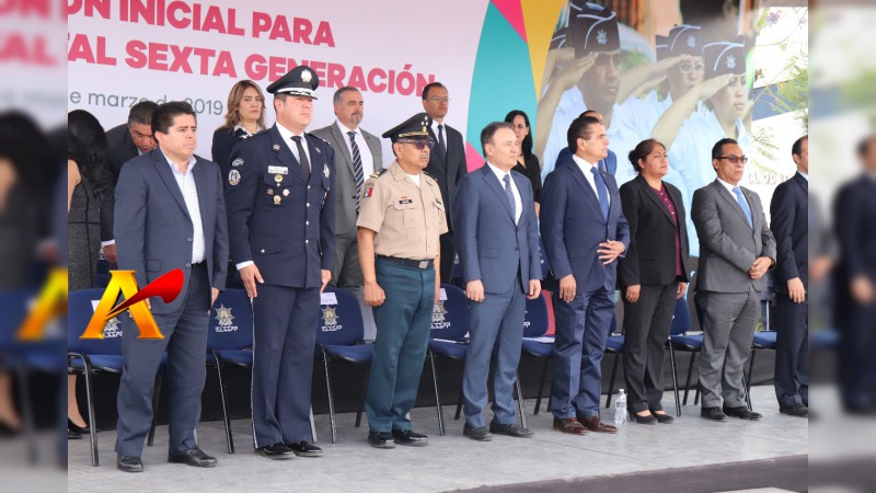 Rechifla al Gobernador de Michoacán por llegar tarde a graduación de policías estatales 