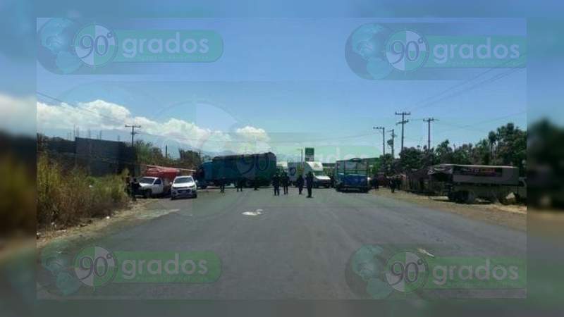 En la visita de Alfonso Durazo, delincuentes bloquean la carretera Peribán – Los Reyes - Foto 1 