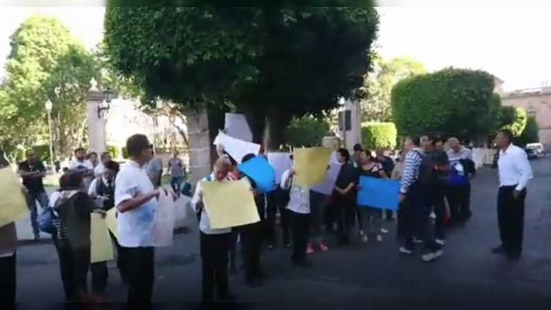 Transportistas se suman a protesta de los empleados del Hotel Virrey de Mendoza 