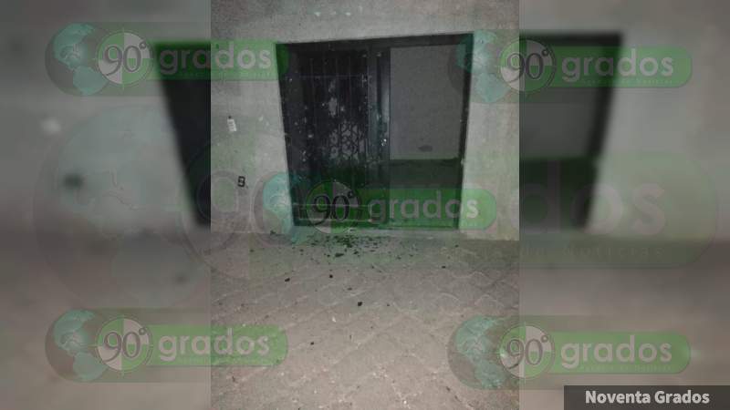 A balazos y granadazos se enfrentan narcos en Apatzingán - Foto 2 