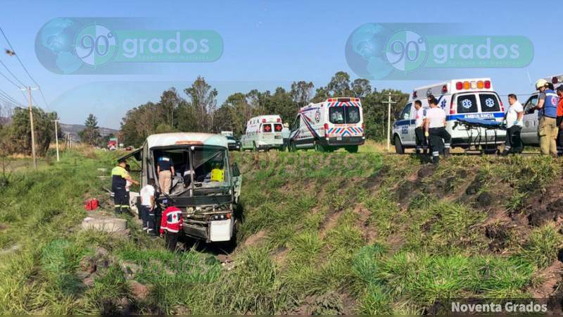 Cinco heridos al volcar autobús en la Salvatierra - Yuriria, en Guanajuato  - Foto 1 