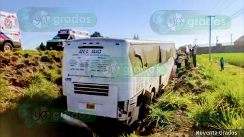 Cinco heridos al volcar autobús en la Salvatierra - Yuriria, en Guanajuato  - Foto 2 